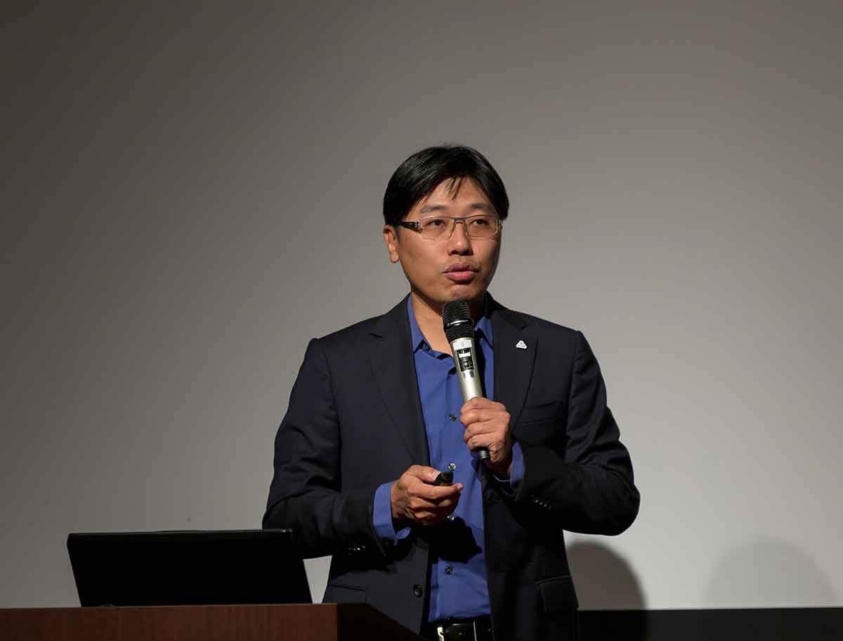HTC VIVEだけでなく、VR市場全体が世界で大きく伸びていること。その成長は今後も続き、さまざまな分野でVRが使われるようになるであろうことを示すレイモンド氏。  - VIVE JAPAN Developer Meetup 2018